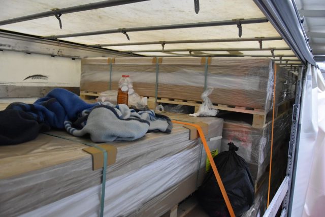 W naczepie ciężarówki próbowali dotrzeć do Holandii. Obywatele Iranu i Syrii zatrzymani (zdjęcia)