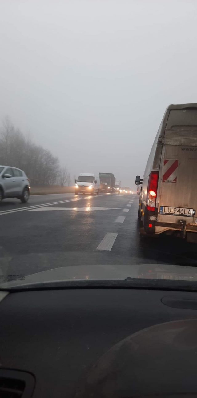 Z powodu marznących opadów duże utrudnienia w ruchu na trasie Lublin – Biłgoraj (zdjęcia)