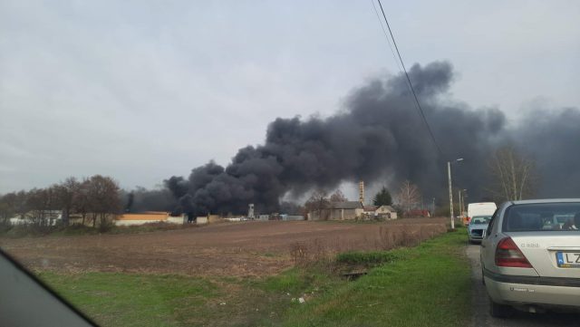 Ogromny pożar w zakładzie produkcyjnym. Z ogniem walczy kilkudziesięciu strażaków (wideo, zdjęcia)