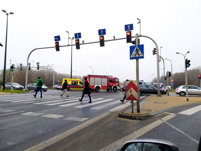 Duże utrudnienia w ruchu po wypadku na al. Solidarności w Lublinie (wideo, zdjęcia)