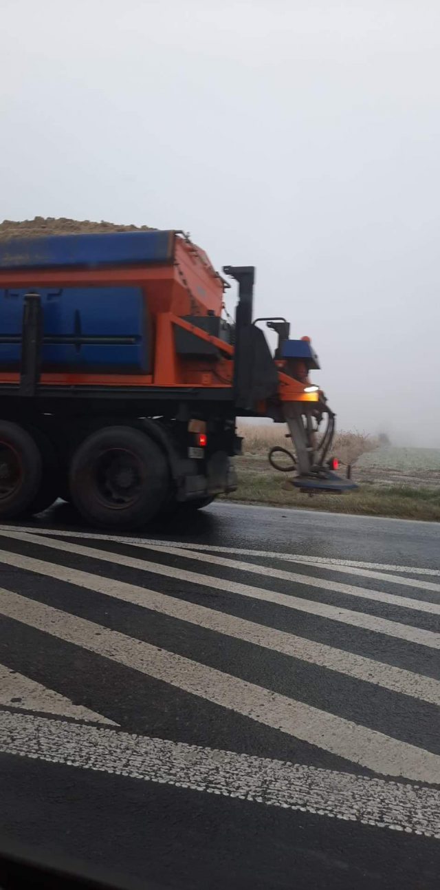 Z powodu marznących opadów duże utrudnienia w ruchu na trasie Lublin – Biłgoraj (zdjęcia)