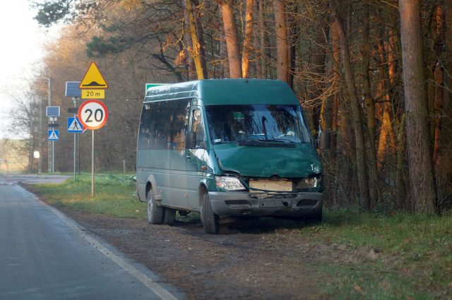 Nie ustąpił pierwszeństwa przejazdu, doprowadził do zderzenia z busem którym podróżowały przedszkolaki (zdjęcia)