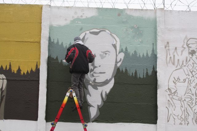 Na ogrodzeniu lubelskiego aresztu powstał mural. Przedstawia Żołnierzy Wyklętych (zdjęcia)