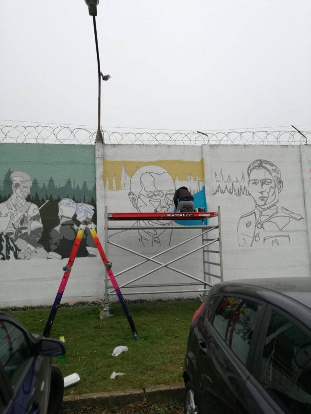 Na ogrodzeniu lubelskiego aresztu powstał mural. Przedstawia Żołnierzy Wyklętych (zdjęcia)