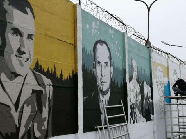 Na ogrodzeniu lubelskiego aresztu powstał mural. Przedstawia Żołnierzy Wyklętych (zdjęcia)