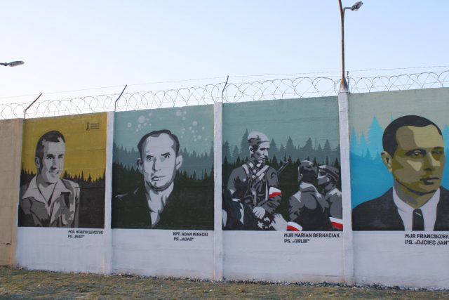 Na ogrodzeniu lubelskiego aresztu powstał mural. Przedstawia Żołnierzy Wyklętych (zdjęcia)