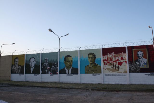 Na ogrodzeniu lubelskiego aresztu powstał mural. Przedstawia Żołnierzy Wyklętych (zdjęcia)