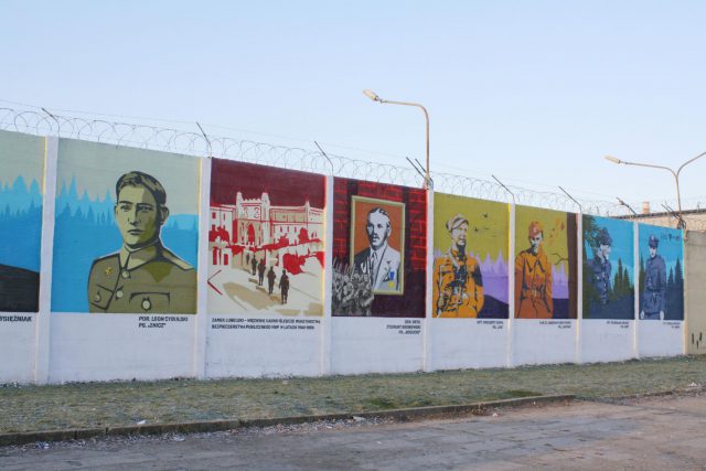 Na ogrodzeniu lubelskiego aresztu powstał mural. Przedstawia Żołnierzy Wyklętych (zdjęcia)