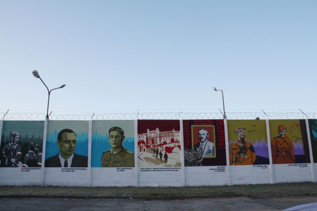 Na ogrodzeniu lubelskiego aresztu powstał mural. Przedstawia Żołnierzy Wyklętych (zdjęcia)