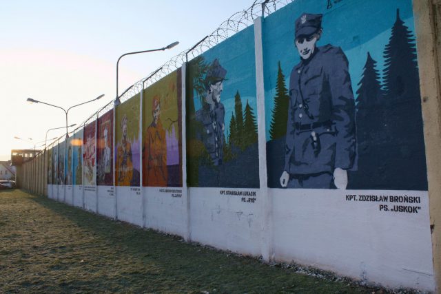 Na ogrodzeniu lubelskiego aresztu powstał mural. Przedstawia Żołnierzy Wyklętych (zdjęcia)