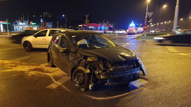 Zderzenie dwóch fordów na skrzyżowaniu. Kierowca jednego z nich wjechał na czerwonym (zdjęcia)