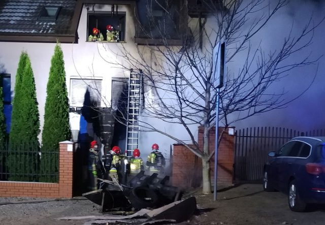 Ogień pojawił się w garażu, płomienie sięgały dachu budynku. Nocny pożar w Lublinie (zdjęcia)