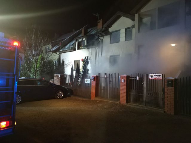 Ogień pojawił się w garażu, płomienie sięgały dachu budynku. Nocny pożar w Lublinie (zdjęcia)
