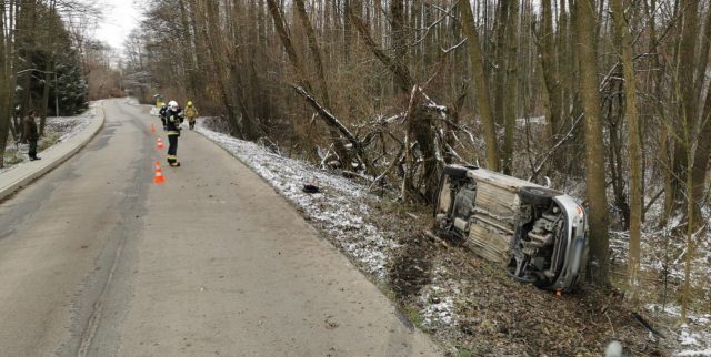 Ford leżał w rowie, nad nim stały trzy pijane osoby. Trwa ustalanie, kto kierował pojazdem (zdjęcia)