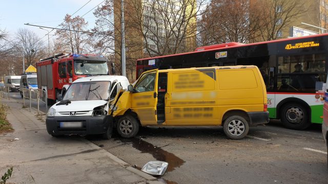 Zderzenie volkswagena z peugeotem. Jeden z kierowców nie ustąpił pierwszeństwa przejazdu (zdjęcia)