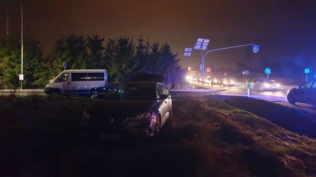 Zderzenie dwóch aut na trasie Lublin – Lubartów. Jeden z pojazdów zatrzymał się na polu (zdjęcia)
