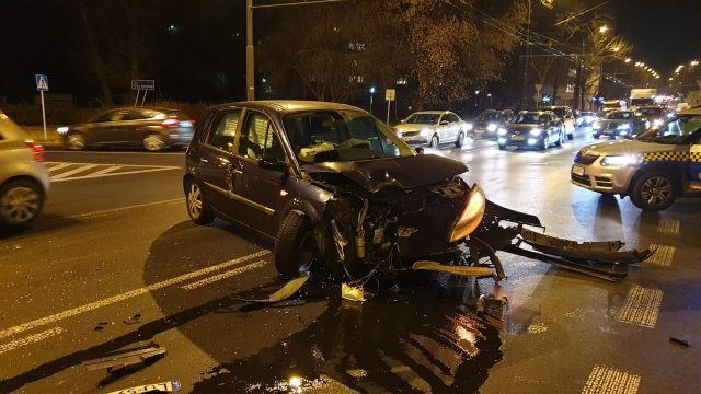 Na dwóch pasach stały samochody, kierowca BMW nawet nie zwolnił. Doprowadził do groźnego zdarzenia (wideo)