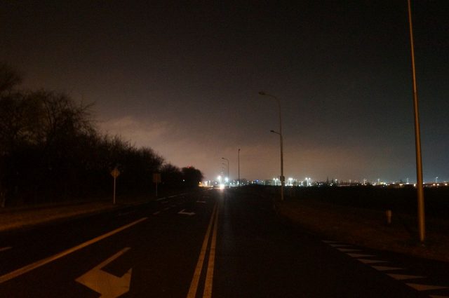 Na terenie Strefy Ekonomicznej BMW uderzyło w słup latarni. Zgasło uliczne oświetlenie w okolicy (zdjęcia)