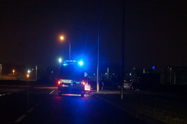 Na terenie Strefy Ekonomicznej BMW uderzyło w słup latarni. Zgasło uliczne oświetlenie w okolicy (zdjęcia)