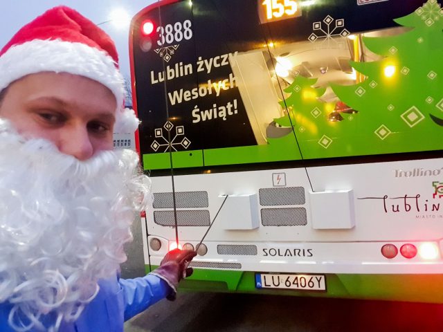 Na ulice Lublina wyjechał świąteczny trolejbus. W wielu pojazdach za kierownicą siedzą Mikołaje (zdjęcia)