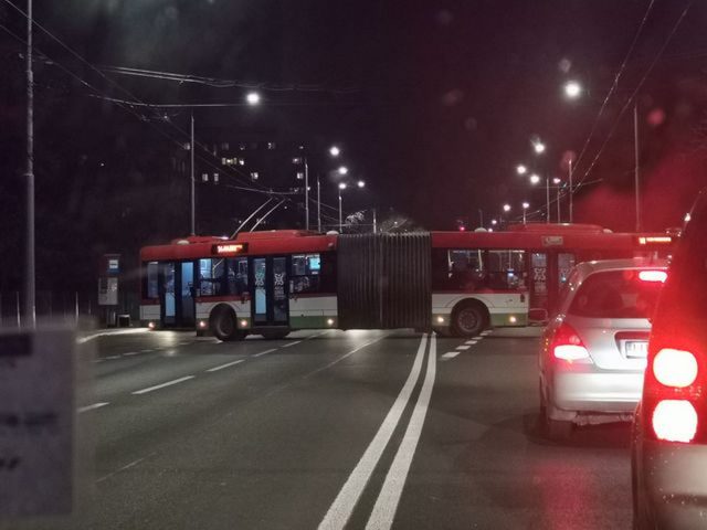 Kierowca autobusu pomylił trasę. Chcąc zawrócić zablokował ulicę (zdjęcia)