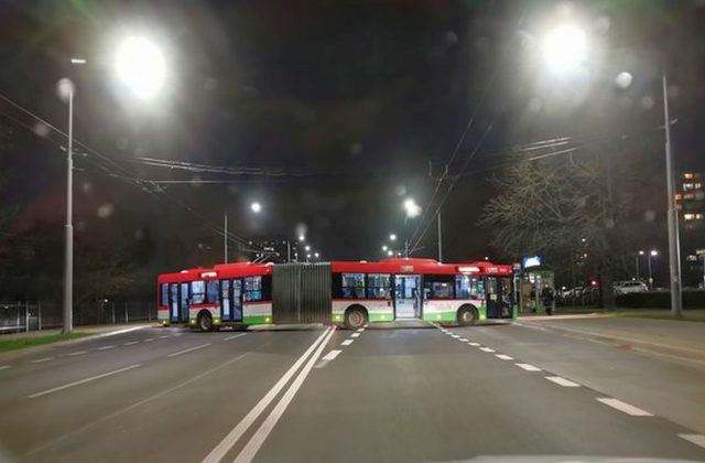 Kierowca autobusu pomylił trasę. Chcąc zawrócić zablokował ulicę (zdjęcia)