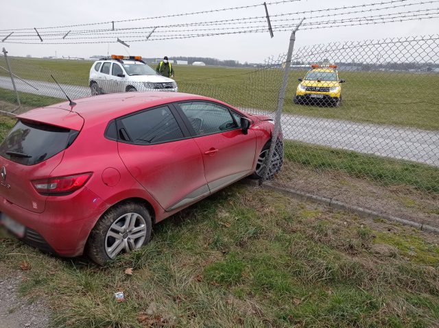 Renault staranował ogrodzenie lotniska. Kierowca zasłabł w trakcie jazdy (zdjęcia)