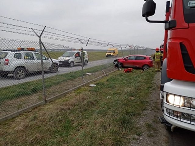 Renault staranował ogrodzenie lotniska. Kierowca zasłabł w trakcie jazdy (zdjęcia)