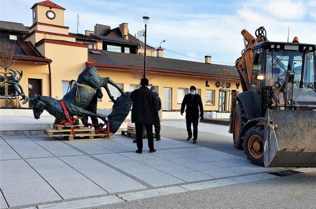 W centrum miasta ustawiono jelenia. Legenda mówi, że przed laty wskazał królowi drogę (zdjęcia)