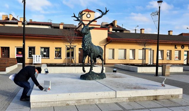 W centrum miasta ustawiono jelenia. Legenda mówi, że przed laty wskazał królowi drogę (zdjęcia)