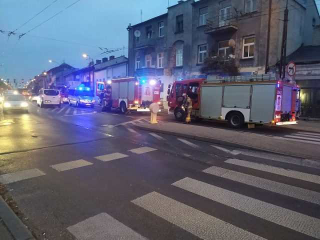 Pięć zastępów straży pożarnej i policja przyjechały do pożaru kamienicy. „Komuś się coś przywidziało” (zdjęcia)