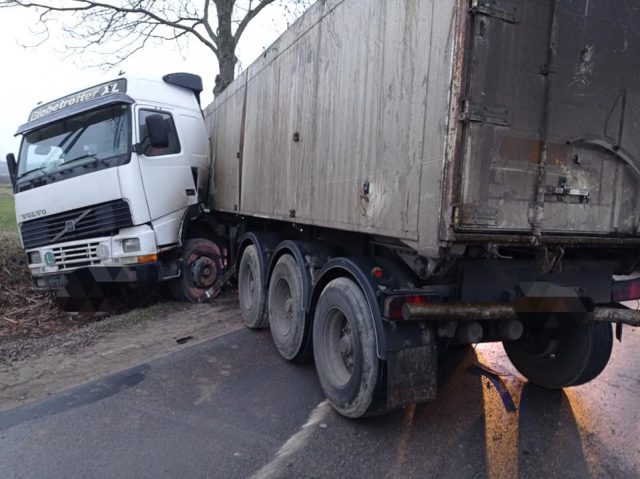 Samochód ciężarowy zderzył się z osobowym. Kiedy inspektorzy sprawdzili pojazd i kierowcę, doznali szoku (zdjęcia)