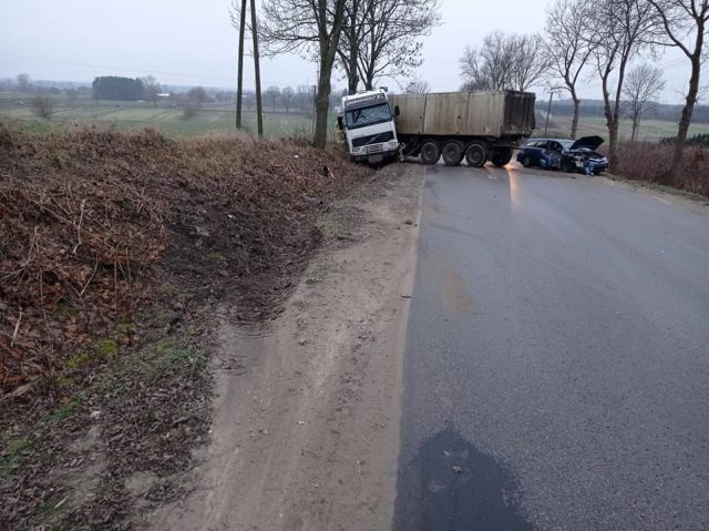 Samochód ciężarowy zderzył się z osobowym. Kiedy inspektorzy sprawdzili pojazd i kierowcę, doznali szoku (zdjęcia)