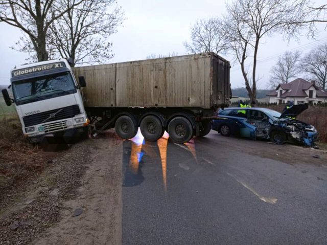 Samochód ciężarowy zderzył się z osobowym. Kiedy inspektorzy sprawdzili pojazd i kierowcę, doznali szoku (zdjęcia)