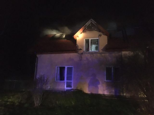Dach stanął w płomieniach. Z pożarem domu walczą strażacy z kilku miejscowości (zdjęcia)