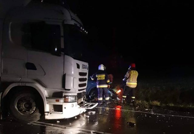 Samochód osobowy zderzył się z ciężarówką. Trasa Lublin – Biłgoraj jest zablokowana (zdjęcia)