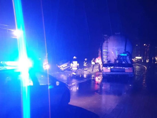 Samochód osobowy zderzył się z ciężarówką. Trasa Lublin – Biłgoraj jest zablokowana (zdjęcia)