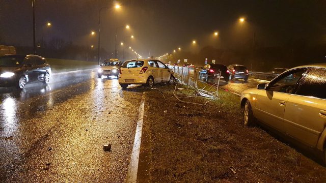 Kolejny kierowca wjechał w bariery koło młyna Krauzego. Niedawno skończyli sprzątać po poprzedniej kolizji (zdjęcia)