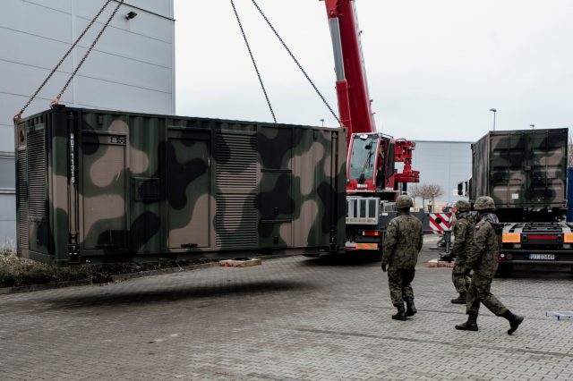 Niezbędny element szpitala tymczasowego w Lublinie dostarczyło wojsko. Zamontowali go saperzy (zdjęcia)