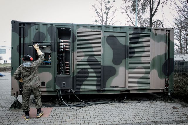 Niezbędny element szpitala tymczasowego w Lublinie dostarczyło wojsko. Zamontowali go saperzy (zdjęcia)