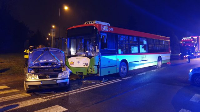 Wjechał volkswagenem wprost przed autobus. Ciężko ranny kierowca został uwięziony w rozbitym pojeździe (zdjęcia)