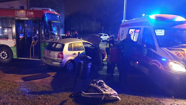 Wjechał volkswagenem wprost przed autobus. Ciężko ranny kierowca został uwięziony w rozbitym pojeździe (zdjęcia)