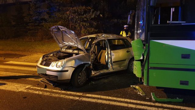 Wjechał volkswagenem wprost przed autobus. Ciężko ranny kierowca został uwięziony w rozbitym pojeździe (zdjęcia)