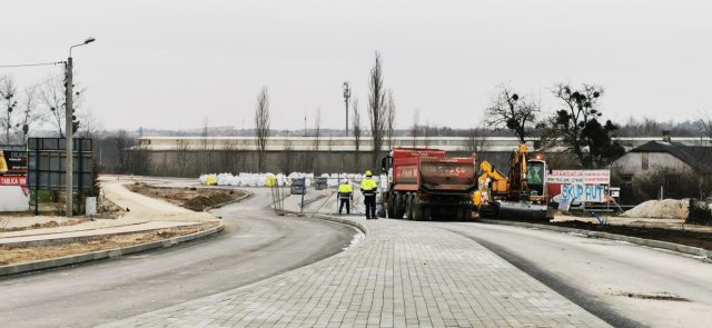 Prace idą szybciej niż planowano. Na połowie przebudowywanej DK12 w Chełmie jest już nowa nawierzchnia