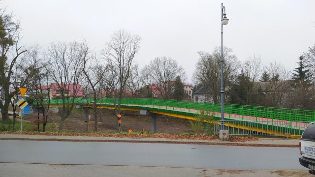 Budowa kładki już się zakończyła, jednak wciąż nie można z niej korzystać (zdjęcia)