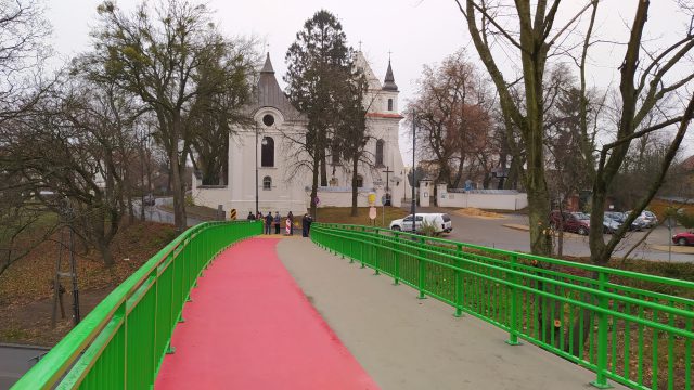 Budowa kładki już się zakończyła, jednak wciąż nie można z niej korzystać (zdjęcia)