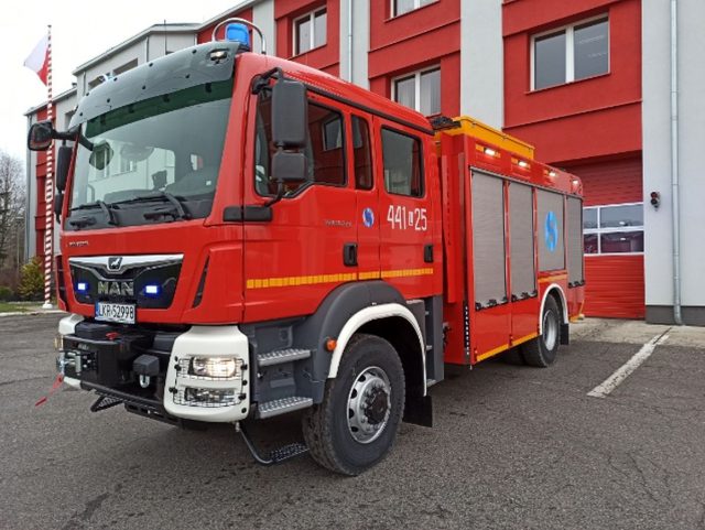 Strażacy z Kraśnika kupili ciężki samochód gaśniczy. Nowy MAN zastąpi starego Jelcza (zdjęcia)