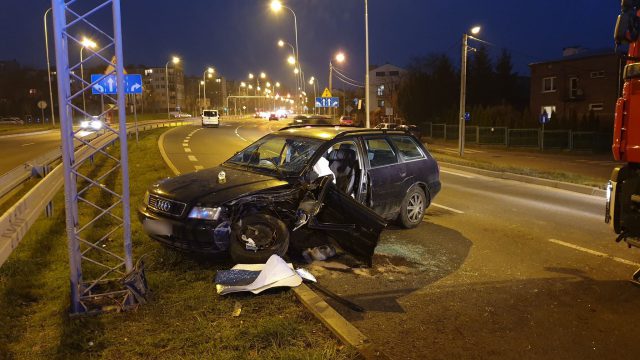 Zasłabł w trakcie jazdy. Audi zaczepiło o volvo, uderzyło w metalową konstrukcję (zdjęcia)