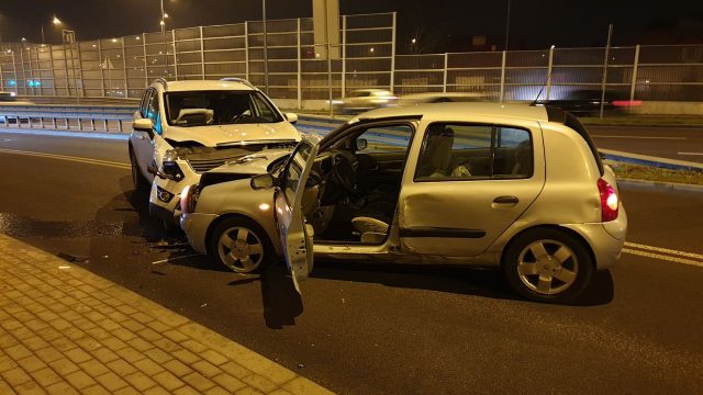 Jechał pod prąd, doprowadził do czołowego zderzenia z renaultem (zdjęcia)