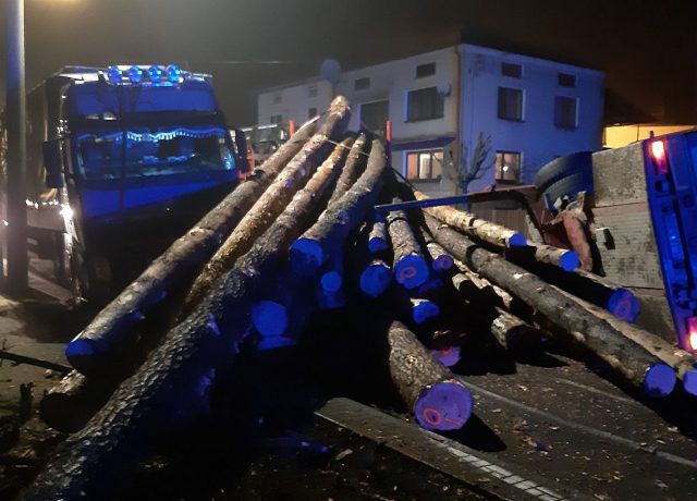 Kłody drewna blokują drogę krajową. Groźne zdarzenie w naszym regionie (zdjęcia)